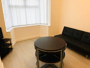 Living room - 4 Bedroom Lovely Home in Loughborough Town & Uni (Loughborough)