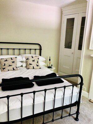 2 chambres, fer et planche à repasser, lit parapluie, Wi-Fi gratuit