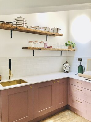 冷蔵庫、電子レンジ、オーブン、コンロ