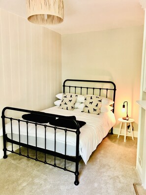 2 室のベッドルーム、アイロン / アイロン台、旅行用ベビーベッド、WiFi (無料)