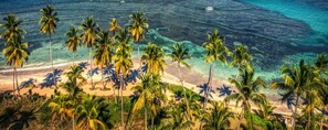 Sur la plage, chaise longue, serviettes de plage
