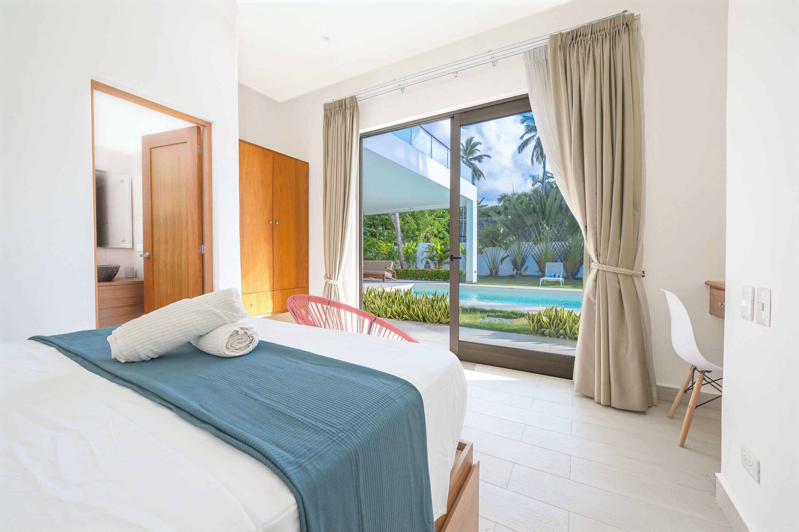 10 dormitorios, escritorio, tabla de planchar con plancha