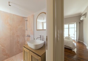Douche, sèche-cheveux, serviettes fournies