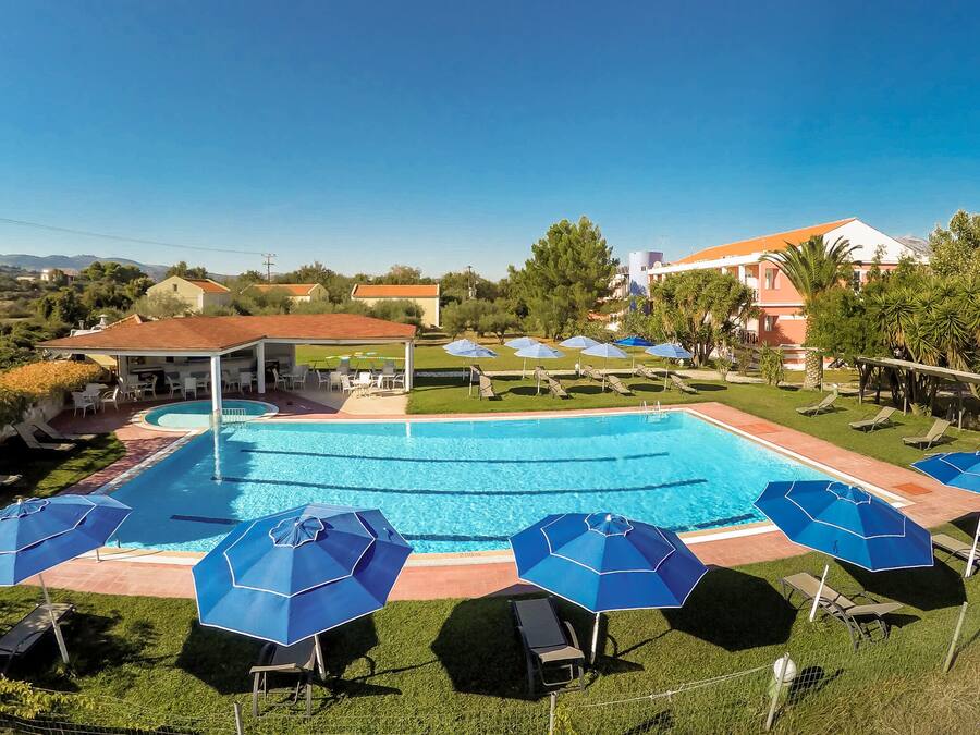 Una piscina al aire libre de temporada, sombrillas, tumbonas