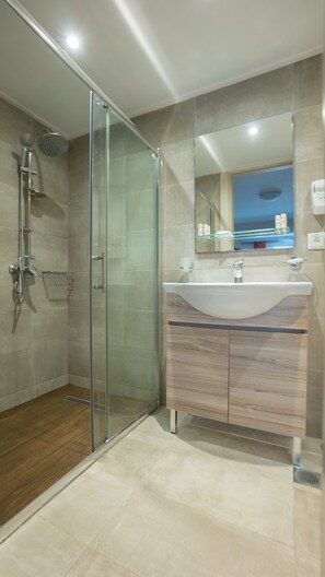 Chambre triple | Salle de bain | Douche, articles de toilette (gratuits), séchoir à cheveux
