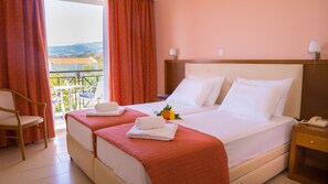 Chambre Double ou avec lits jumeaux, vue piscine | Chambres insonorisées, Wi-Fi gratuit, draps fournis