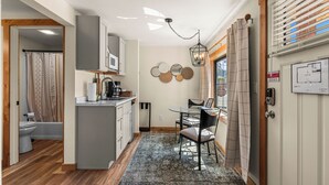 Una cucina compatta con zona pranzo, una ventola a soffitto e vista all'esterno.