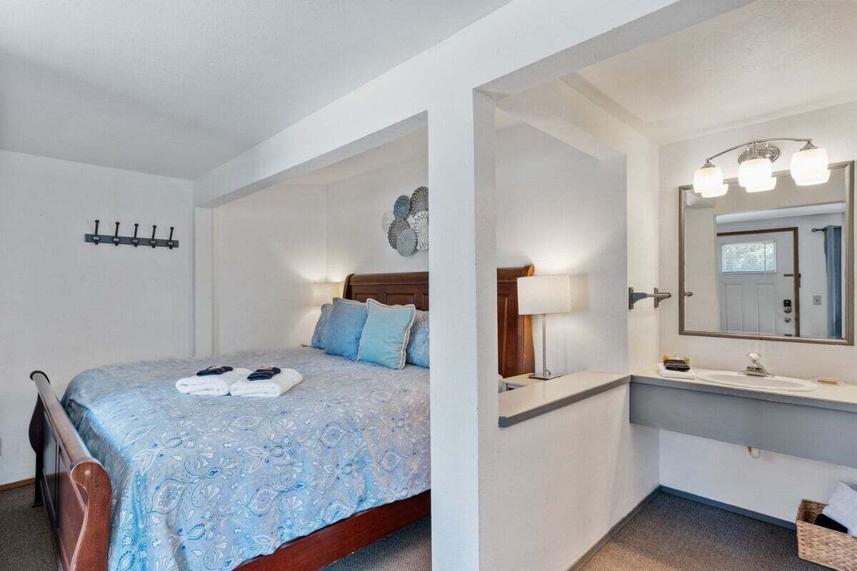 Iron/ironing board, free WiFi, bed sheets