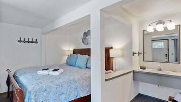 Iron/ironing board, free WiFi, bed sheets