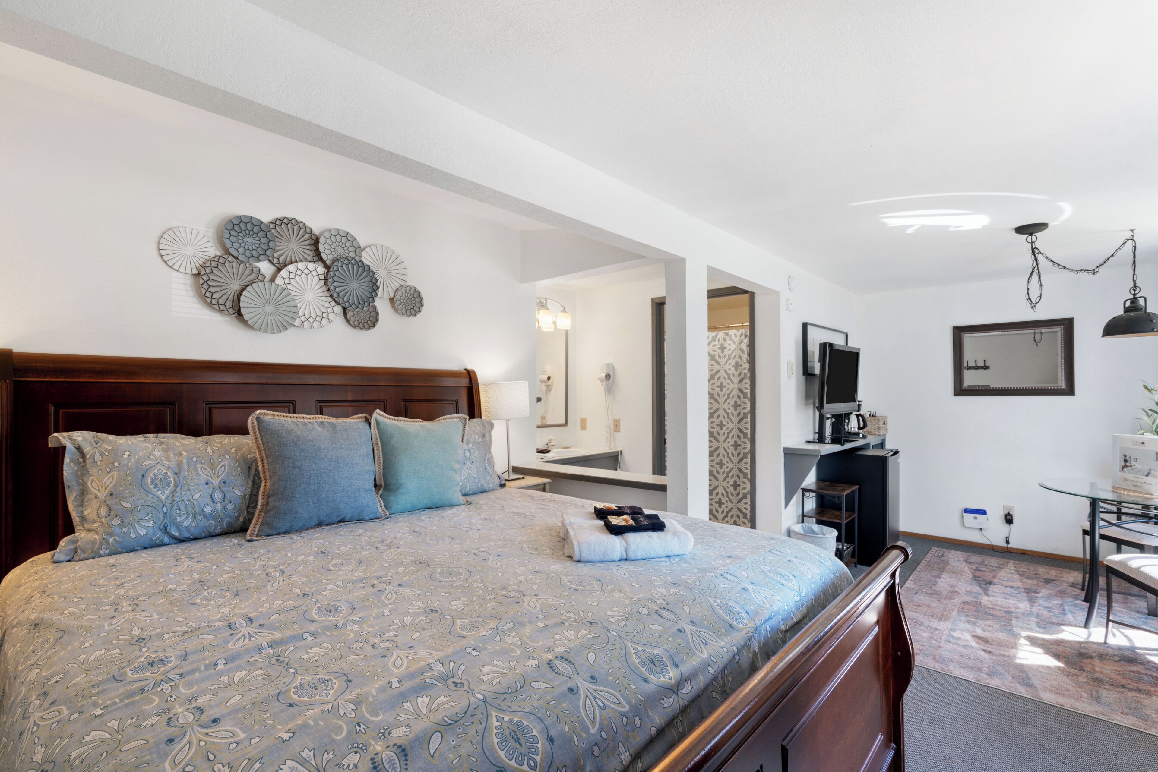 Tabla de planchar con plancha, wifi gratis, ropa de cama