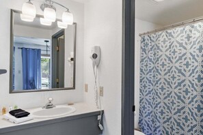 Hårføner og håndklær