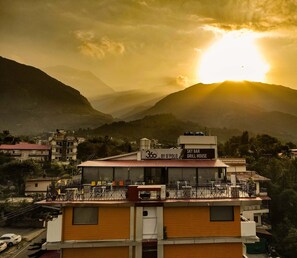 Un edificio con un letrero que anuncia Sky Bar Grill House.