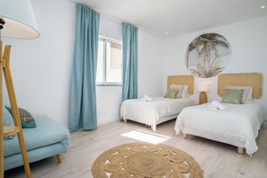 A bedroom with two beds, a sofa, a lamp, and a large wall painting. - Calla Apartment, Wifi, A/C, Balcony !New! (Faro)