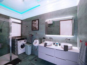 Een douche, een haardroger, een bidet, handdoeken