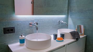 Ducha, secador de pelo, bidé y toallas