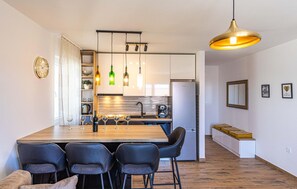 Fridge, oven, stovetop, dishwasher