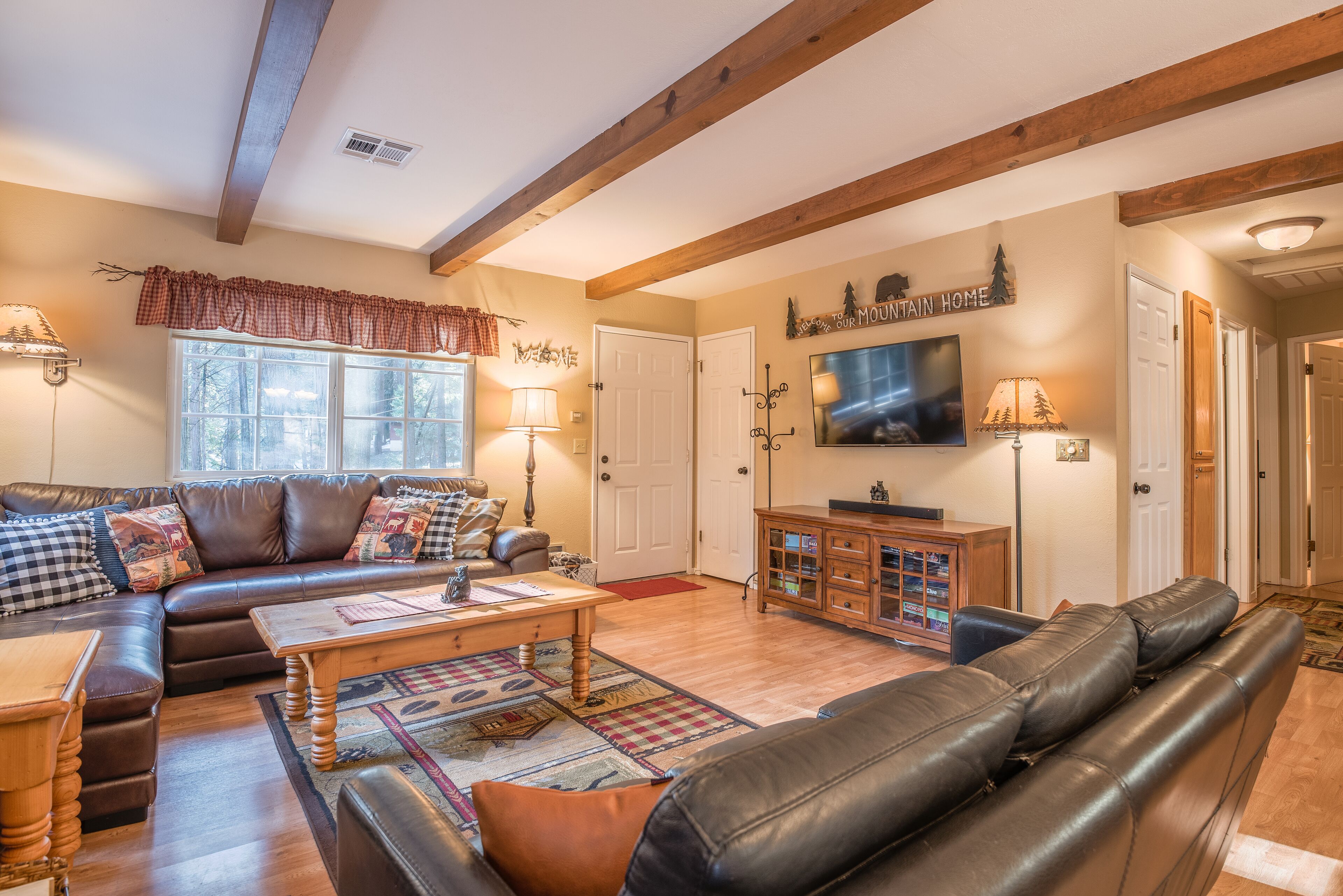 TV connectée, cheminée, jeux vidéo, lecteur de DVD