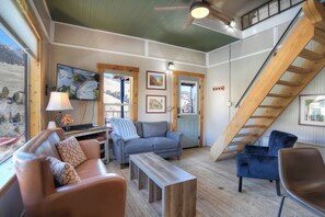 Smart TV, books - Recently Remodled | Charming Home | Spectacular Views of Creede (Creede)