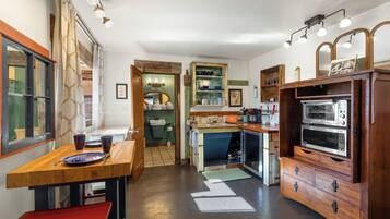 Réfrigérateur, cafetiÚre/bouilloire, grille-pain