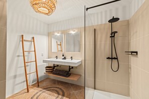 Shower, hair dryer, towels