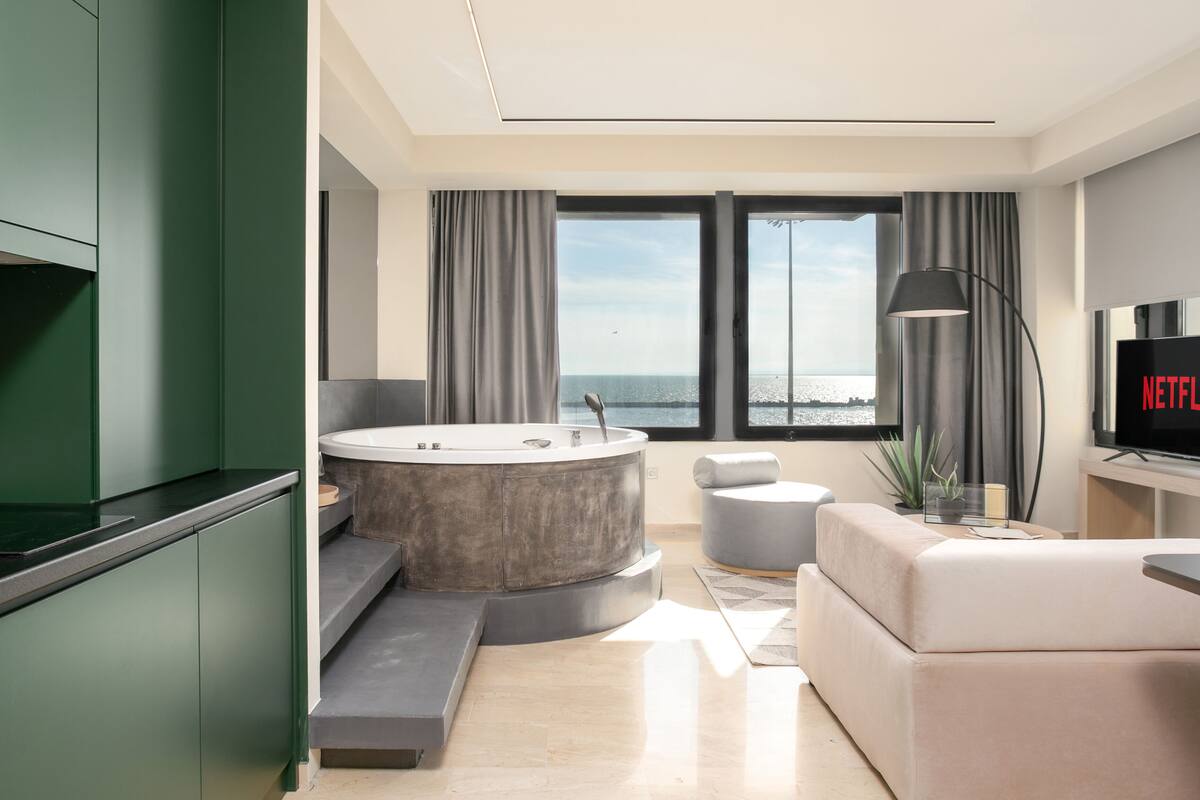 Superior studio suite, bubbelbad, uitzicht op zee | Bubbelbad