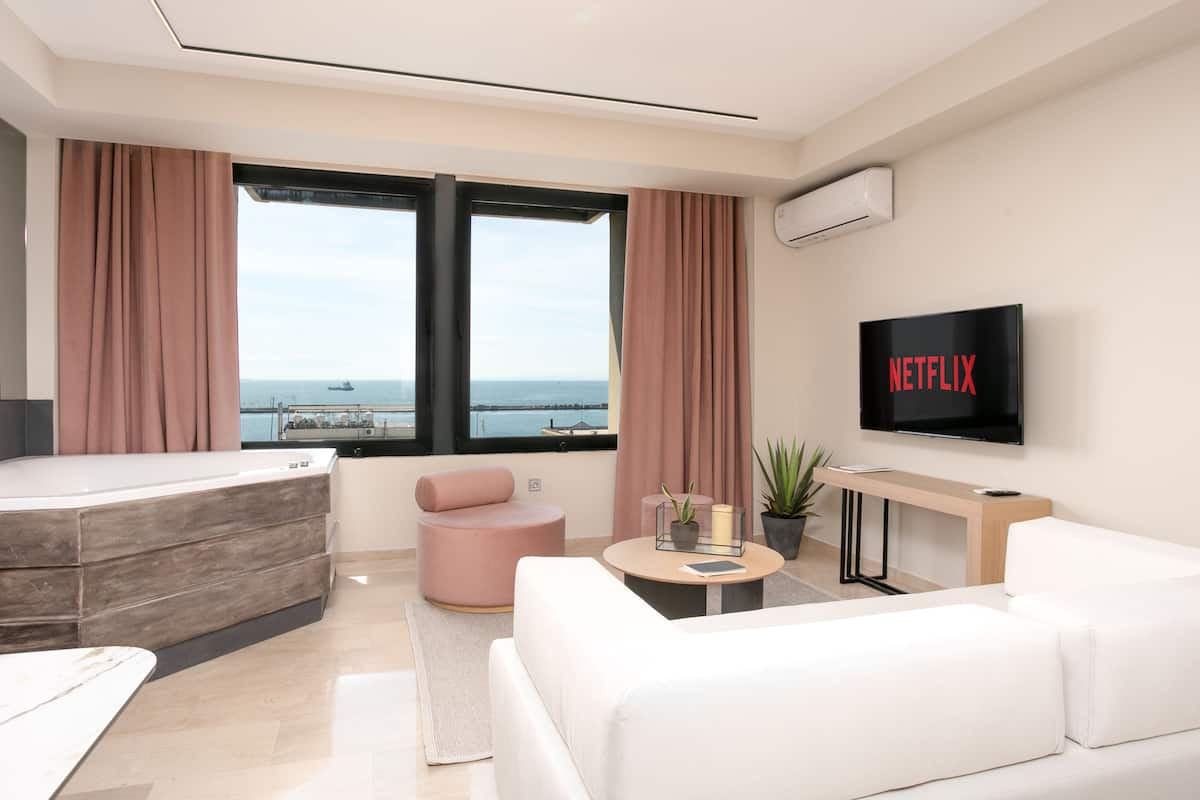 Premium studio suite, bubbelbad, uitzicht op zee | 1 slaapkamer, verduisterende gordijnen, een strijkplank/strijkijzer