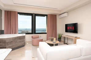 Premium Studio Suite, Jetted Tub, Sea View | Blackout drapes, iron/ironing board, free WiFi, bed sheets - Sea & the City (Thessaloniki)