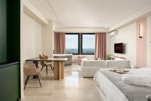 Premium Studio Suite, Jetted Tub, Sea View | Blackout drapes, iron/ironing board, free WiFi, bed sheets - Sea & the City (Thessaloniki)