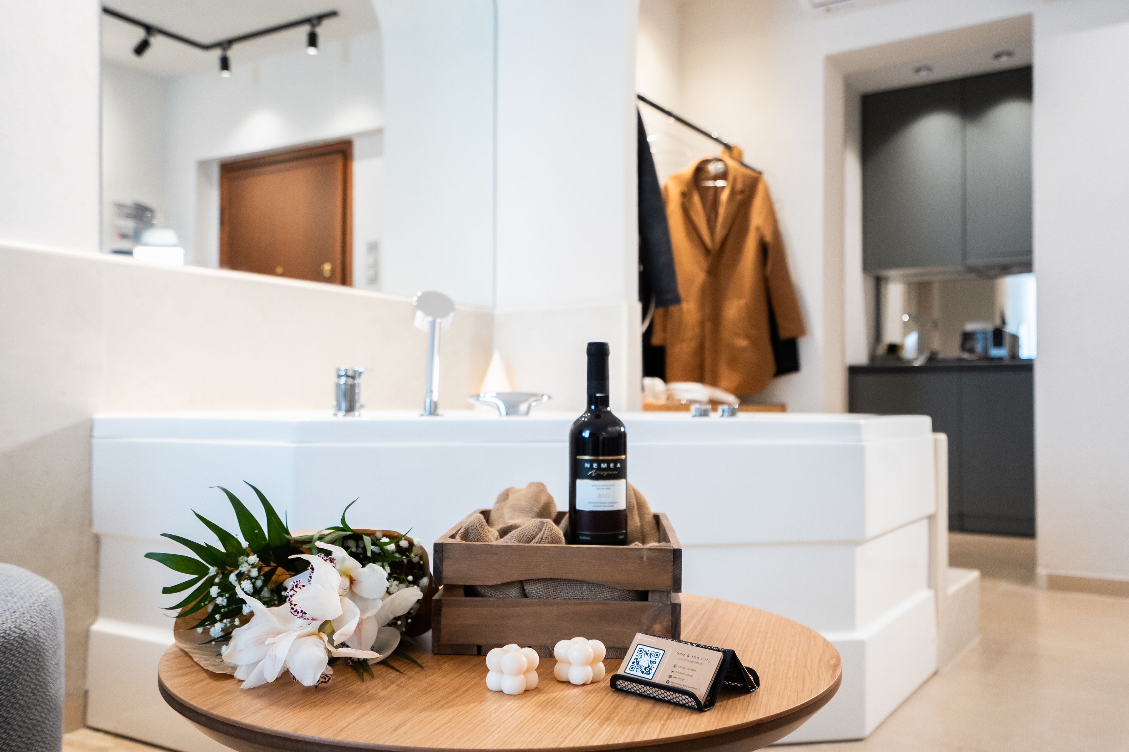Suite estudio exclusiva, 1 cama de matrimonio, bañera de hidromasaje, entresuelo | Bañera de hidromasaje
