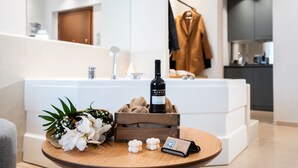 Een moderne badkamer met een grote spiegel, een houten wastafelmeubel en een handdoekrek.