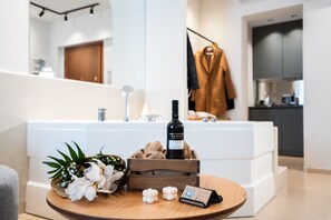 Suite estudio exclusiva, 1 cama de matrimonio, bañera de hidromasaje, entresuelo | Bañera de hidromasaje