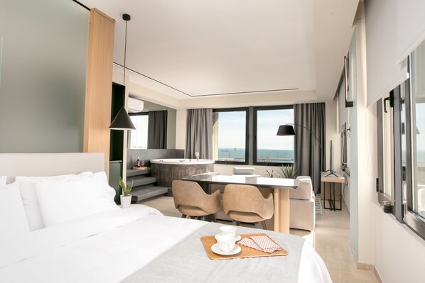 Superior Studio Suite, Jetted Tub, Sea View | Blackout drapes, iron/ironing board, free WiFi, bed sheets - Sea & the City (Thessaloniki)