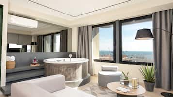 Superior Studio Suite, Jetted Tub, Sea View | Jetted bathtub