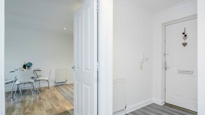 Ein Zimmer mit Essbereich, einer weißen Tür und einem Heizkörper.