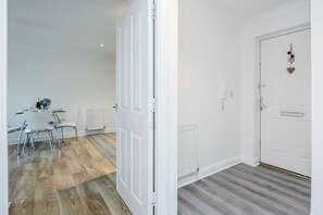 Dining - 2br-sleeps4-parking-eastlondon (Dagenham)
