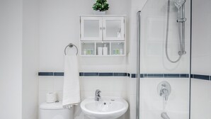 Ein Badezimmer mit Toilette, Waschbecken und Dusche.
