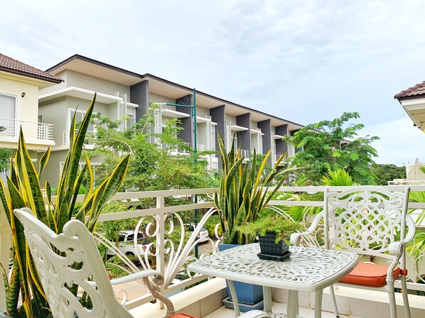 Outdoor dining - My Key Premier Palace Private 3 Bedroom Villa (Krong Siem Reap)