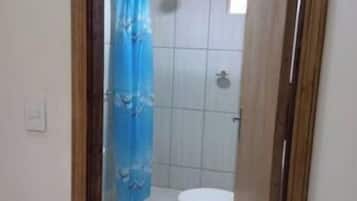 Ensemble douche/baignoire, sèche-cheveux, serviettes fournies, savon