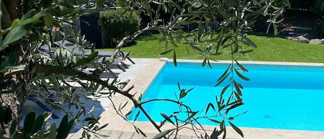 Utomhuspool och uppvärmd pool