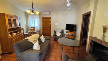 Een televisie en een open haard