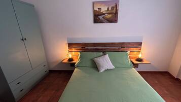 3 slaapkamers, een bureau, een strijkplank/strijkijzer, reisbedje