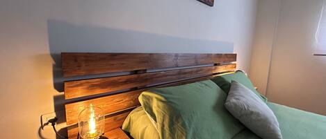 3 dormitorios, escritorio, tabla de planchar con plancha y cuna de viaje