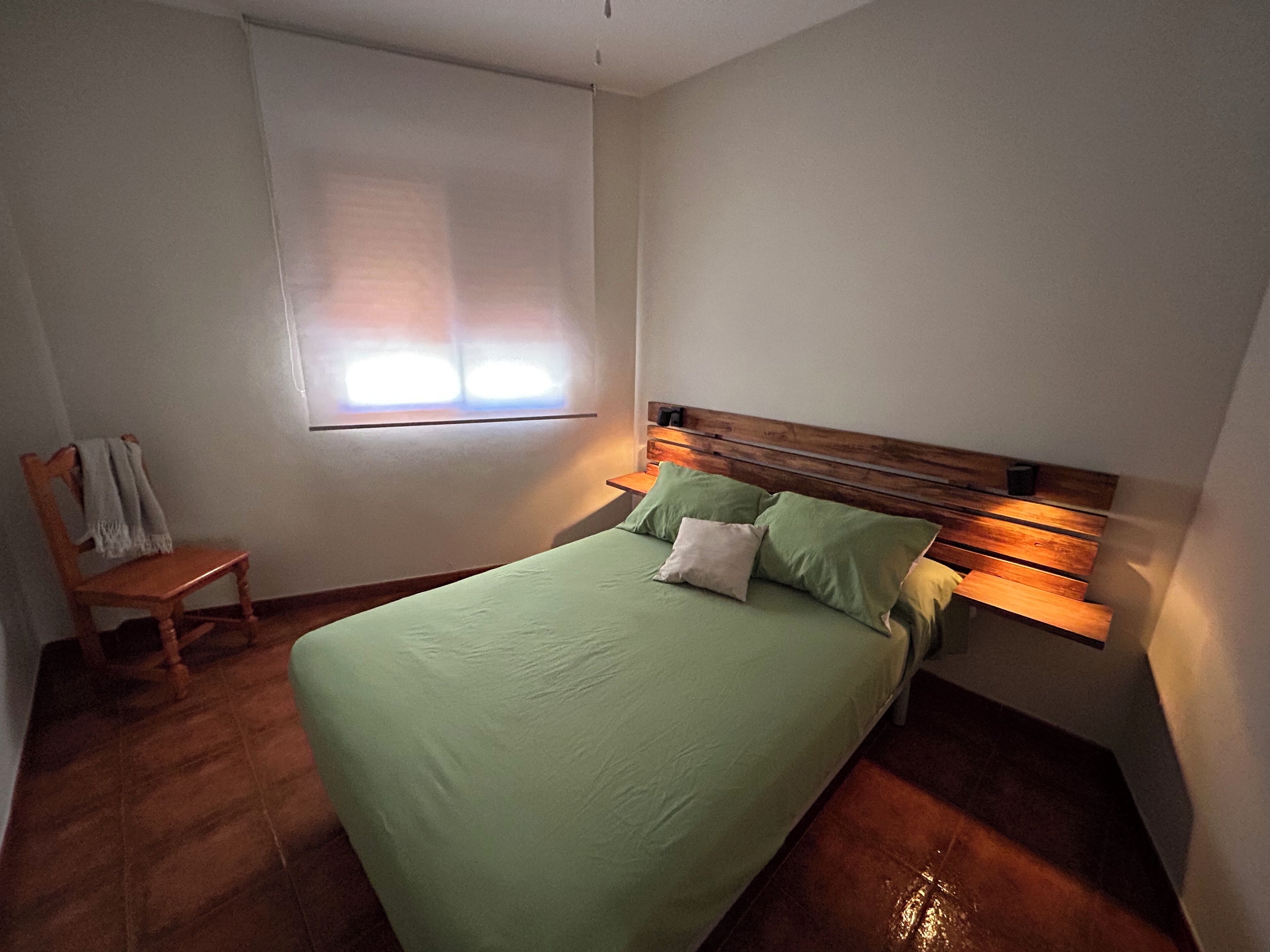 3 slaapkamers, een bureau, een strijkplank/strijkijzer, reisbedje