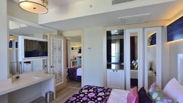 Family Room | Minibar, in-room safe, desk, laptop workspace