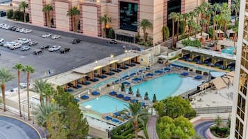 Een buitenzwembad en een verwarmd zwembad