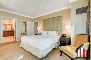 1 soveværelse, pengeskab på værelset, skrivebord, strygejern/strygebræt