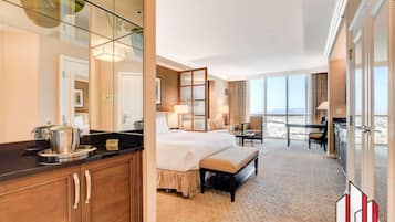 Una cassaforte in camera, una scrivania, ferro/asse da stiro