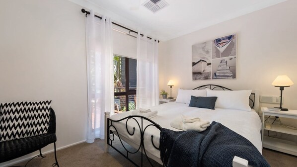 3 bedrooms, iron/ironing board, WiFi, bed sheets