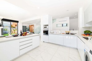 Kühlschrank, Mikrowelle, Ofen, Wasserkocher mit Kaffee-/Teezubehör