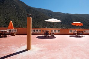 Outdoor dining - Panoramic view at the mountain (Ouirgane)